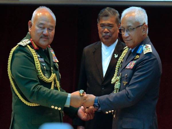 Menteri Pertahanan, Mohamad Sabu menyaksikan penyerahan tongkat kuasa daripada Jen Tan Sri Zulkifli Zainal Abidin (kiri) kepada Jen Tan Sri Affendi Buang, yang dilantik sebagai Panglima ATM baharu pada majlis serah terima tugas jawatan nombor satu ATM itu di Wisma Pertahanan semalam. - Foto Bernama
