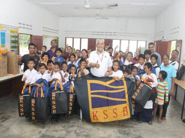 Anak-anak orang asli di Cheding, Banting gembira menerima bantuan persekolahan masing-masing yang disampaikan oleh Abd Wahab.