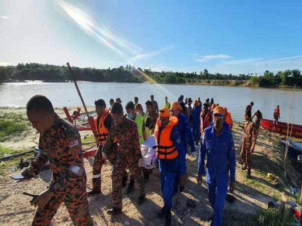 Mangsa ditemui pada hari kedua operasi mencari dan menyelamat di Kampung Kemumbung Sidam Kiri. - Foto ihsan bomba