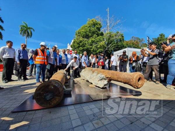 Kon Yeow menunjukkan kawasan dua laras meriam yang ditemui.