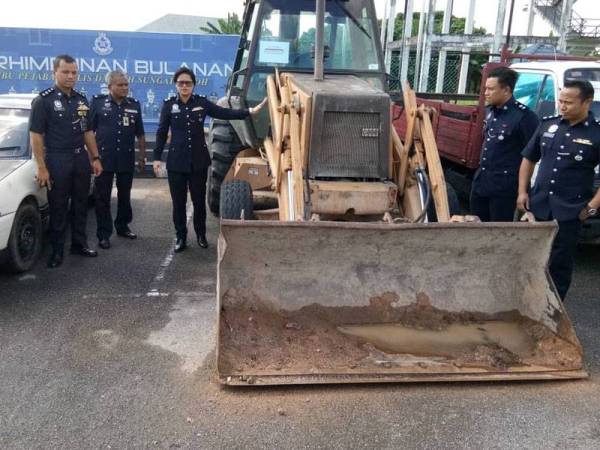 Shafa’aton menunjukkan jentera berat yang dirampas.