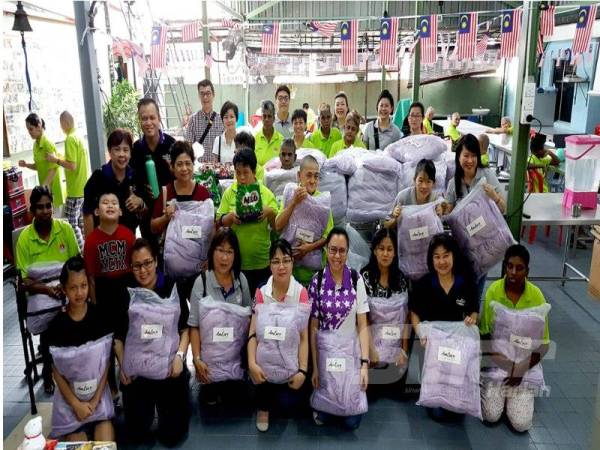 SUMBANGAN sebanyak 200 selimut dan barangan keperluan harian kepada penghuni pusat jagaan warga emas baru-baru ini