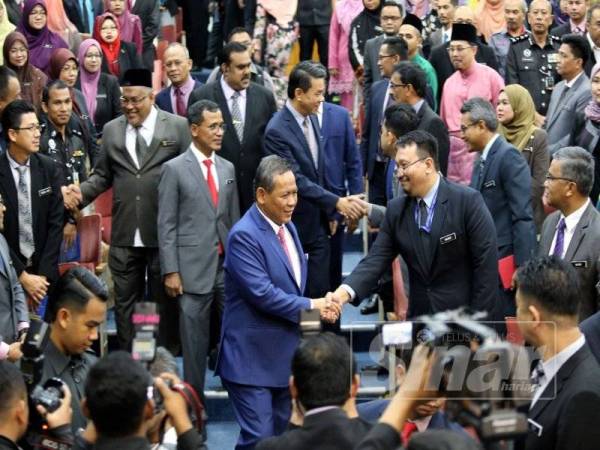 Aminuddin bersalaman dengan sebahagian kakitangan pentadbiran Negeri Sembilan.