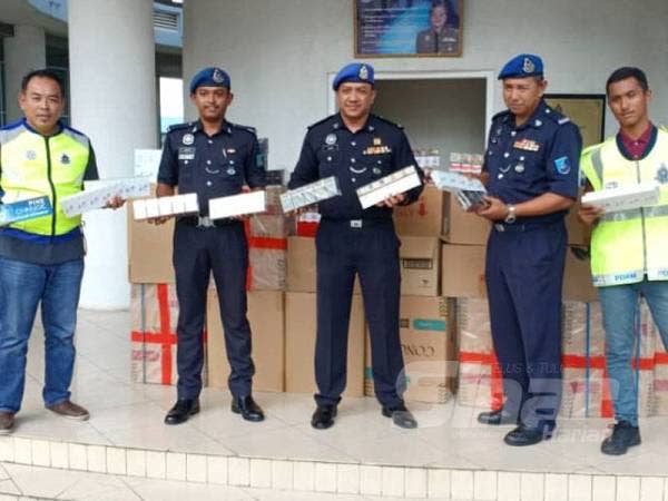 Antara rokok disyaki tidak bercukai yang dirampas di sebuah kedai runcit di Pandamaran Jaya, Klang semalam.
