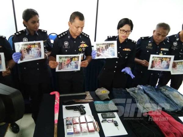 Shafa’aton menunjukkan barangan yang dirampas termasuk sepucuk pistol tiruan.