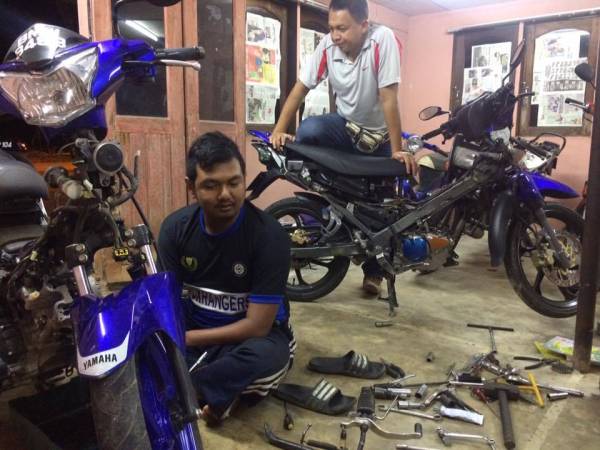 MAHIR menggunakan peralatan seperti spanar, playar dan pemutar skru dianggap sangat luar biasa dalam kalangan pelanggan yang berkunjung ke bengkelnya.