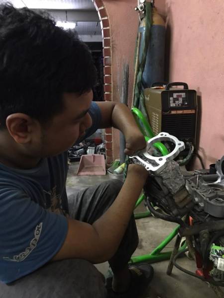 SEMUA kerja-kerja di bengkel dilakukan seorang diri dengan bantuan pelbagai jenis mesin yang ada di bengkelnya.