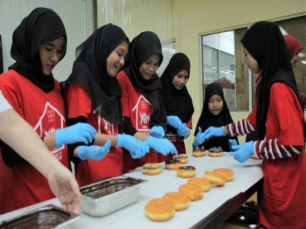 PARA peserta berpeluang menghasilkan doh, menggoreng dan menghias donut Dunkin' baru-baru ini.