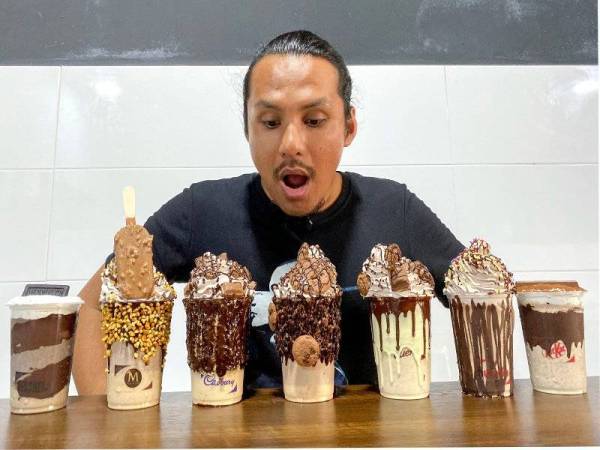 Nur Muhammad Izzat Osman mencuba Minuman Manis Susu Kocak yang diminum untuk saluran YouTube beliau Isaac Osman di sini. - Foto Bernama