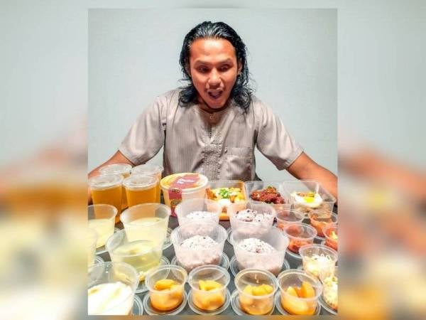 Nur Muhammad Izzat Osman mencuba Makan Korea di Jeju Korea untuk saluran YouTube beliau Isaac Osman di sini. - Foto Bernama