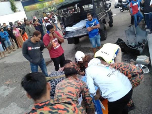 Keadaan di lokasi kemalangan melibatkan sebuah kereta yang merempuh pam di sebuah stesen minyak di Kampung Melayu Pandan pagi tadi. - Foto: JBPM Johor