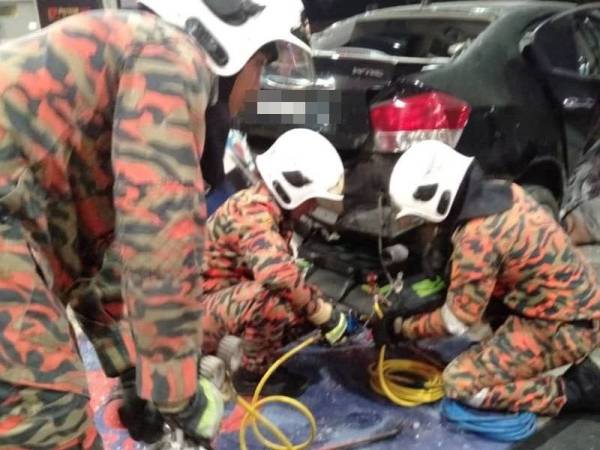 Anggota bomba melakukan tugas-tugas menyelamat mangsa. - Foto: JBPM Johor