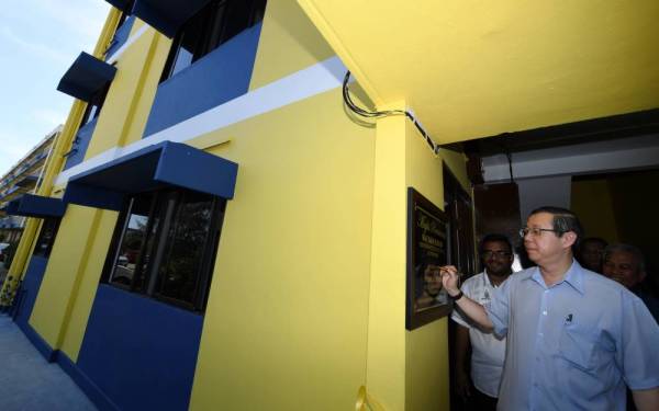 Guan Eng meninjau Projek Naik Taraf Blok 826 Kuaters Kastam Bagan Jermal hari ini. - Foto: Bernama