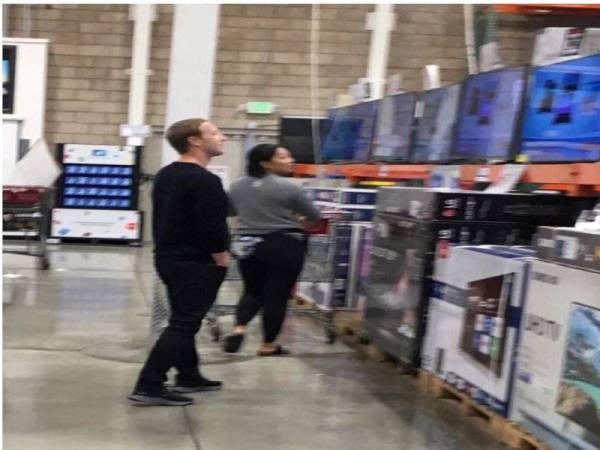 Kelibat pasangan itu di gedung beli-belah harga murah di California.