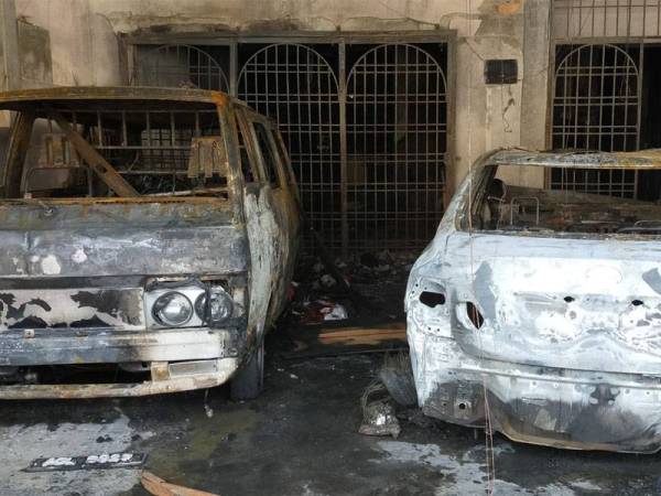 Kereta dan van milik mangsa antara barangan yang musnah dalam kebakaran di Taiping semalam.