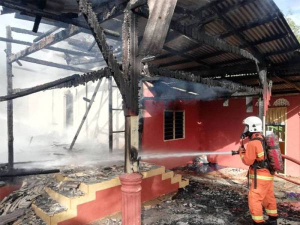 Rumah milik Yacob terbakar yang terbakar dipercayai akibat litar pintas