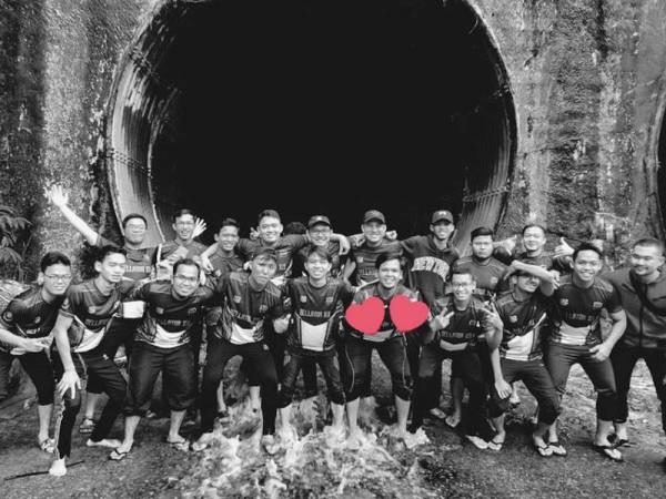 Allahyarham (depan) bersama rakan-rakannya.