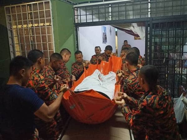 Pasukan bomba membantu memindahkan pesakit obesiti dari hospital ke rumahnya di Taman Arowana di sini malam tadi.