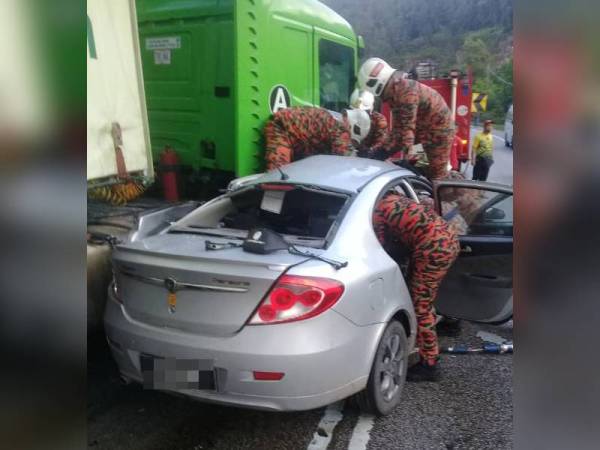 Mangsa tersepit di tempat duduk penumpang hadapan dan disahkan meninggal dunia di tempat kejadian.