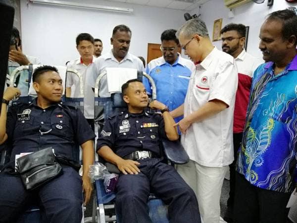 Lee Boon Chye (dua dari kanan) bersama Ahli Parlimen Batu Gajah, V Sivakumar (kanan) ketika meninjau ruang derma darah.