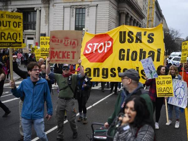 Penunjuk perasaan berarak dari Rumah Putih menuju ke Trump International Hotel di Washington semalam. - Foto: AFP