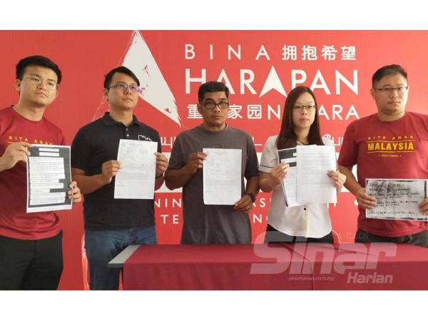 Selvarajan (tengah) bersama Jenny menunjukkan laporan polis yang dibuat selepas diganggu ah long atas pinjaman yang tidak dilakukannya.