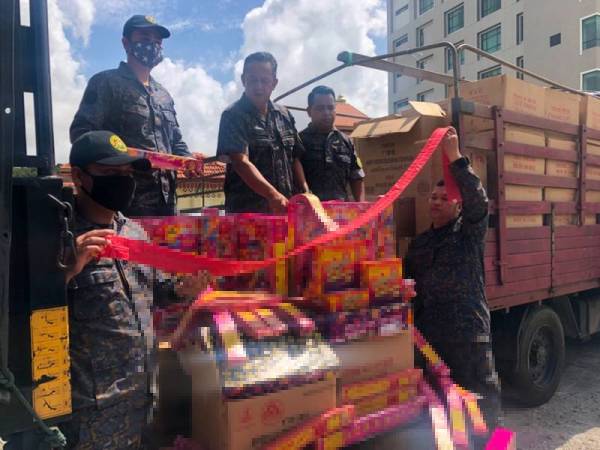 Lori dan mercun yang dirampas dengan keseluruhan bernilai RM114,000 akan diserahkan kepada Kastam untuk tindakan selanjutnya.