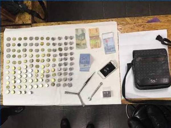 Wang tunai antara yang dirampas daripada suspek.