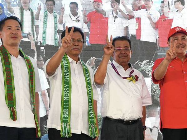 Ketua Menteri Sabah Datuk Seri Mohd Shafie Apdal (dua, kiri) bersama calon Warisan Pilihan Raya Kecil (PRK) Kimanis Datuk Karim Bujang (dua, kanan) serta Ketua Badan Pimpinan Bersatu Sabah Datuk Hajiji Mohd Noor (kanan) serta Menteri Pembangunan Infrastruktur Sabah Datuk Peter Anthony (kiri) pada majlis Sambutan Kristmas hari ini. - Foto Bernama