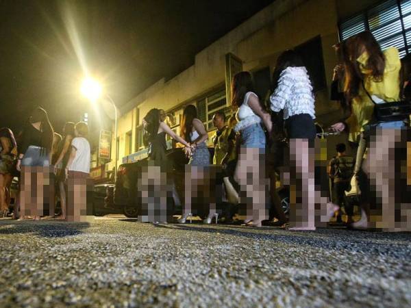 Anggota polis melakukan pemeriksaan terhadap wanita warga asing yang dipercayai bekerja sebagai GRO. Foto: Ihsan IPK KL