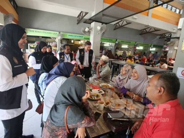 Penguat kuasa Jabatan Kesihatan Negeri Johor melakukan pemeriksaan di kedai makan semalam.