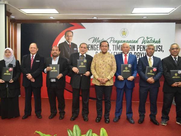 Ahmad Samsuri (tengah) selepas menyampaikan watikah pelantikan Pengerusi/Timbalan Pengerusidan Ahli Lembaga Rayuan Terengganu sesi 2019-2022 di sini, hari ini. Foto: Urusetia Penerangan Darul Iman (UPDI).