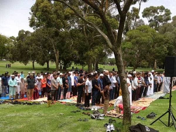 Umat Islam yang menyertai solat Istisqa di Bonython Park untuk mendoakan agar kawasan yang terbakar dituruni hujan.