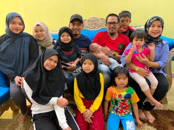 Naura bersama kedua ibu bapa dan keluarganya. 