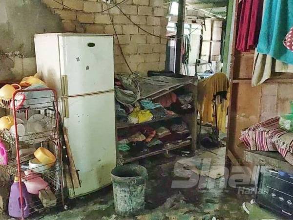 Keadaan rumah Rohayati yang usang selain tidak mempunyai pintu dan tingkap di Kampung Permatang Badak di sini.