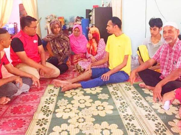 Sakinah dan anak-anak menerima kunjungan dari Kelab Sukarelawan Prihatin Kelantan (Volunteer i-Care) dan Komuniti Harapan Malaysia Zon 1 Limbongan.