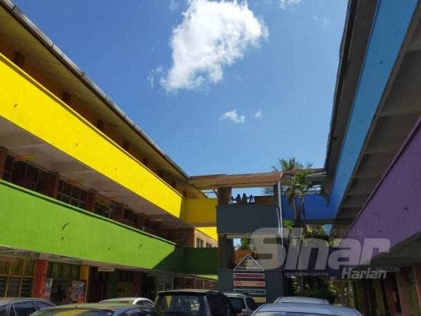 Antara bangunan sekolah yang dicat dengan warna yang ceria.