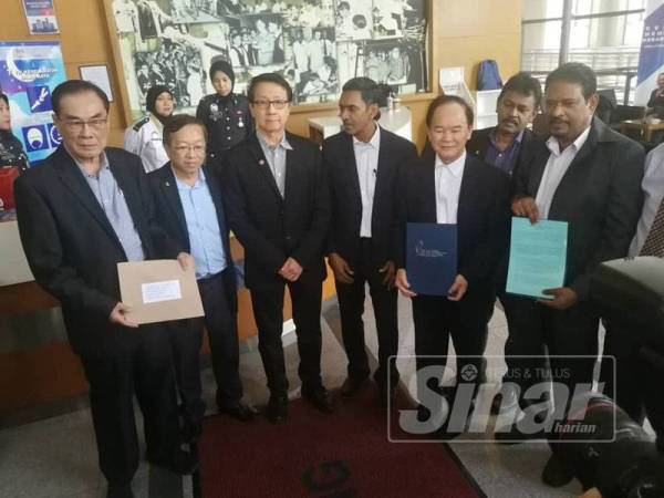 Cheng Suan (dua dari kiri) dan Tai Kim (dua dari kanan) bersama beberapa wakil pertubuhan Cina termasuk Dong Zong mempamerkan memorandum bantahan pengenalan tulisan Jawi di sekolah rendah untuk diserahkan kepada wakil KPM di lobi bangunan kementerian itu.