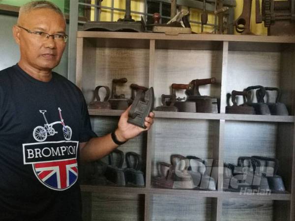 Abdul Aziz menunjukkan seterika tahun 1796 dari England.