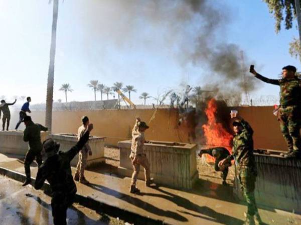 Pekarangan Kedutaan AS di Zon Hijau dilanda rusuhan ganas pada minggu lalu. - Foto Agensi