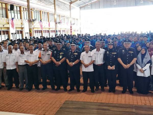 Mohd Said bersama pelajar Kolej Vokasional Ampangan Seremban hari ini.