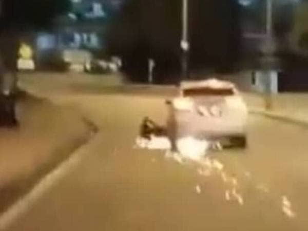 Percikan api berlaku selepas motosikal diseret sejauh dua killometer.