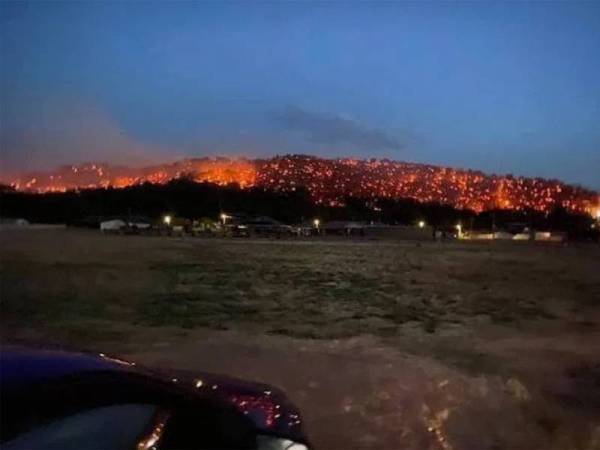 Gambar sebuah bukit yang dilanda kebakaran di Timur Laut Australia yang diambil oleh Melissa Ericksen kelihatan seperti kawasan tersebut dibanjiri dengan limpahan lava gunung berapi. -Foto Facebook Melissa Ericksen