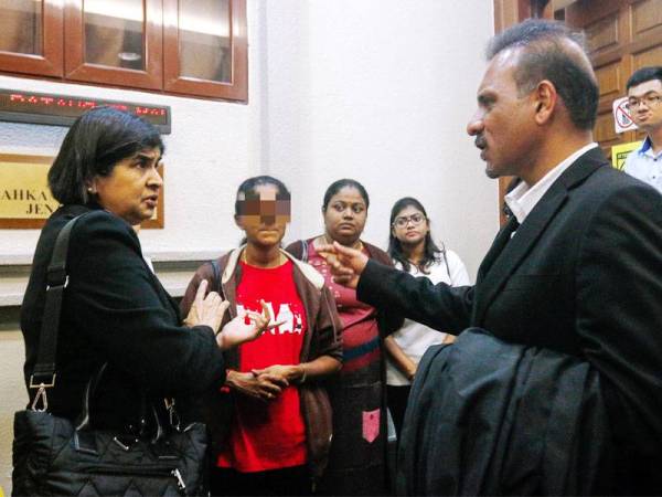 Peguam Ram Karpal Singh (kanan) bersama bekas Pengerusi Bersih 2.0, Datuk Ambiga Sreenevasan (kiri) dan isteri kepada ADUN Gadek ketika hadir di Mahkamah Tinggi Jenayah 3, Kompleks Mahkamah Kuala Lumpur.
- Foto Bernama