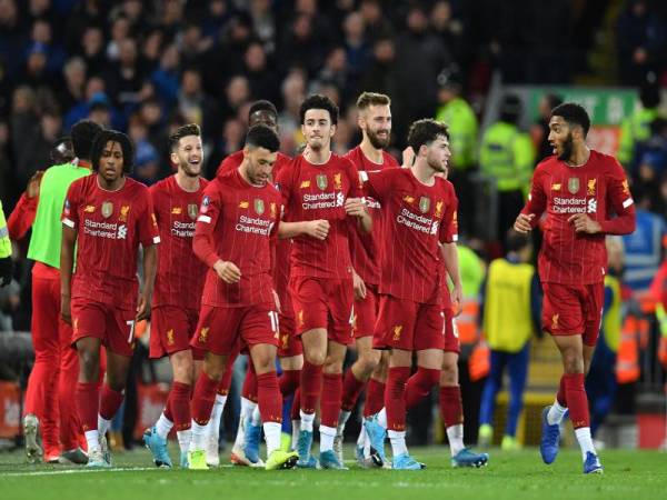 Jones (tengah) menjadi watak penting ketika membantu Liverpool mengatasi Everton pada saingan Pusingan Ketiga Piala FA di Stadium Anfield awal pagi tadi. - Foto: AFP