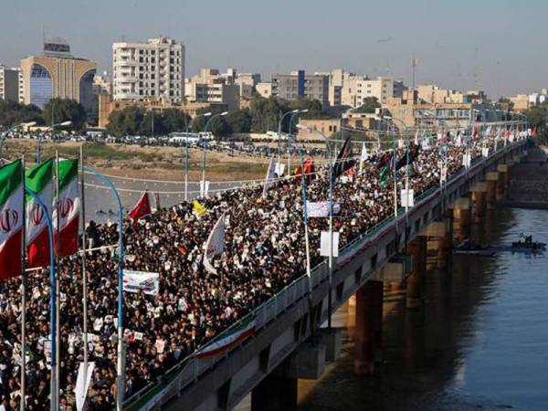 Lautan manusia membanjiri pengebumian Soleimani di bandar Ahvaz semalam. - Foto Agensi