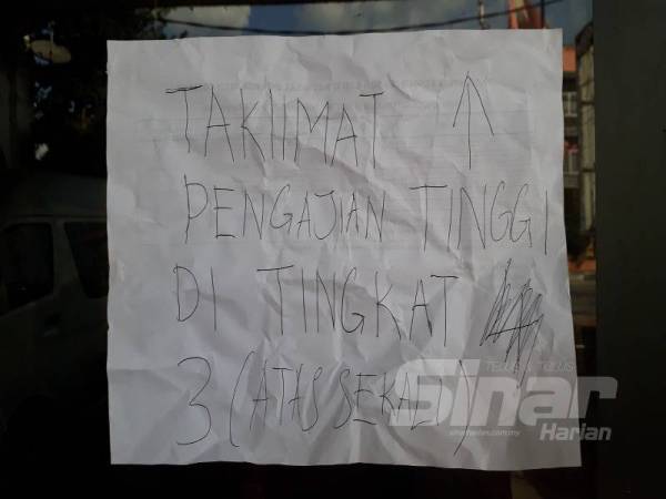 Kertas yang ditampal untuk memaklumkan tentang Program Saringan dan Temuduga Ambilan IPTA/IPTS 2020 di sebuah bangunan di Jitra hari ini.