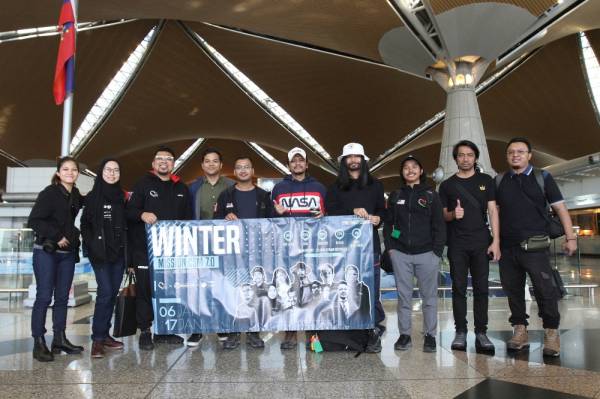 Noh (empat dari kanan), Faizal (lima dari kanan) dan Aizat (tiga dari kiri) bersama sebahagian peserta Misi Musim Sejuk 7.0 CSM di KLIA hari ini. - Foto ASRIL ASWANDI SHUKOR