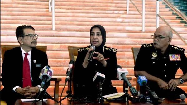 Ketua Pesuruhjaya SPRM, Latheefa Koya (tengah) ketika sidang media mengenai Teater Semarak Pertiwiku di Istana Budaya hari ini. Turut hadir Ketua Pengarah Istana Budaya, Datuk Mohamed Juhari Shaarani (kiri) dan Timbalan Ketua Pesuruhjaya (Pencegahan) SPRM, Datuk Shamshun Baharin Mohd Jamil (kanan). - Foto: BERNAMA