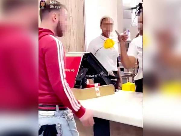 Seorang pelanggan menimbulkan kekecohan di restoran makanan segera.